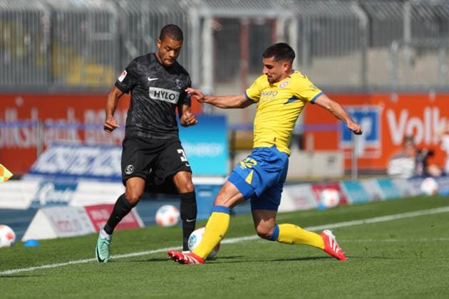 Braunschweig vs. Elversberg, 2. BL Braunschweig, 20.09.2025, FUßBALL - Eintracht Braunschweig vs. SV Elversberg, 2. BL, Saison 2025 26. Jan Gyamerah (Elversberg), Fabio Di Michele Sanchez (Eintracht Braunschweig) Braunschweig