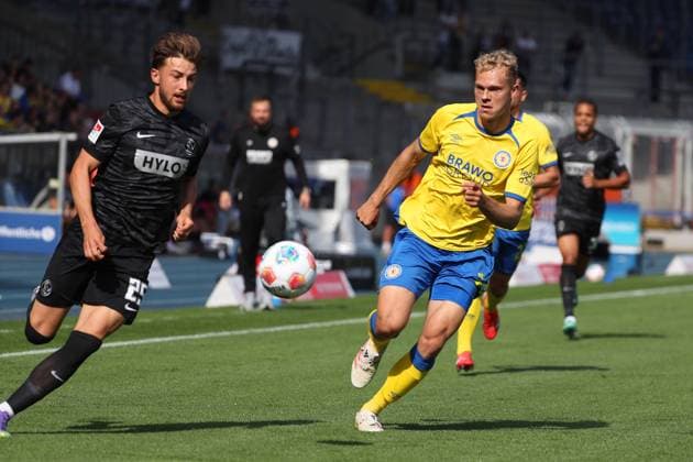 Braunschweig vs. Elversberg, 2. BL Braunschweig, 20.09.2025, FUßBALL - Eintracht Braunschweig vs. SV Elversberg, 2. BL, Saison 2025 26. Lukas Petkov (Elversberg), Kevin Ehlers (Eintracht Braunschweig) Braunschweig