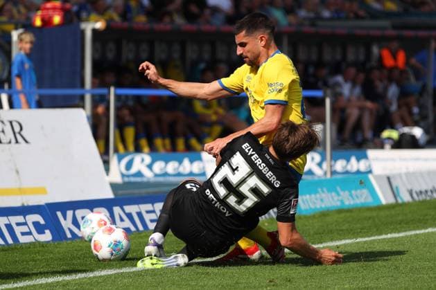 Braunschweig vs. Elversberg, 2. BL Braunschweig, 20.09.2025, FUßBALL - Eintracht Braunschweig vs. SV Elversberg, 2. BL, Saison 2025 26. Fabio Di Michele Sanchez (Eintracht Braunschweig), Lukas Petkov (Elversberg) Braunschweig