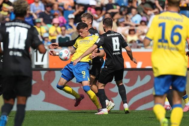 Braunschweig vs. Elversberg, 2. BL Braunschweig, 20.09.2025, FUßBALL - Eintracht Braunschweig vs. SV Elversberg, 2. BL, Saison 2025 26. Erencan Yardimici (Eintracht Braunschweig), Lukas Pinckert (Elversberg), Lukasz Poreba (Elversberg) Braunschweig