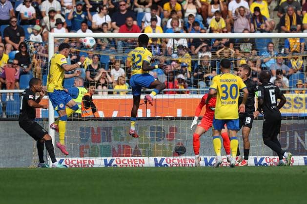 Braunschweig vs. Elversberg, 2. BL Braunschweig, 20.09.2025, FUßBALL - Eintracht Braunschweig vs. SV Elversberg, 2. BL, Saison 2025 26. Erencan Yardimici (Eintracht Braunschweig) macht Kopfballtor zum 1:1 Braunschweig