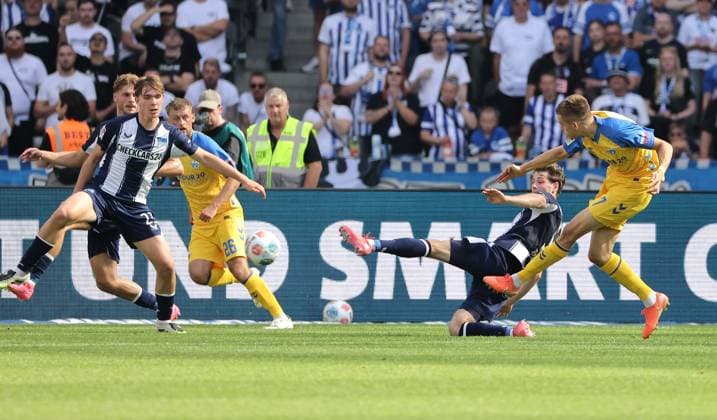 Filip Bilbija erzielt das Tor zum 0:1 Zweikampf Spielszene Aktion Fußball Fussball DFL 2.Bundesliga Herren 6.Spieltag Saison 2025 2026 20.09.2025 Hertha BSC Berlin vs. SC Paderborn SCP DFL regulations prohibit any use of photographs as image sequences and or quasi-video