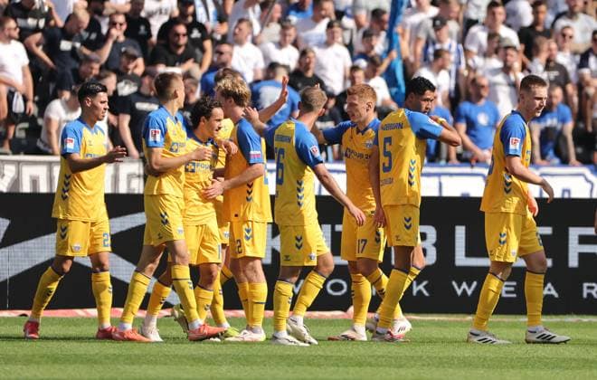 Filip Bilbija jubelt nach 0:1 mit Teamkollegen Freude Emotion Jubel Fußball Fussball DFL 2.Bundesliga Herren 6.Spieltag Saison 2025 2026 20.09.2025 Hertha BSC Berlin vs. SC Paderborn SCP DFL regulations prohibit any use of photographs as image sequences and or quasi-video