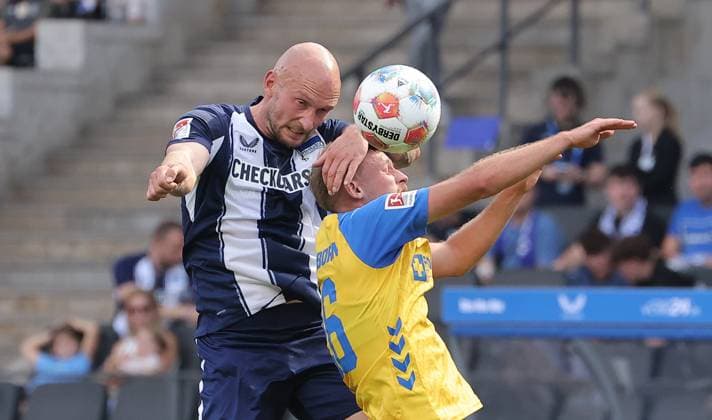 Toni Leistner im Zweikampf mit Sebastian Klaas Aktion Spielszene Fußball Fussball DFL 2.Bundesliga Herren 6.Spieltag Saison 2025 2026 20.09.2025 Hertha BSC Berlin vs. SC Paderborn SCP DFL regulations prohibit any use of photographs as image sequences and or quasi-video