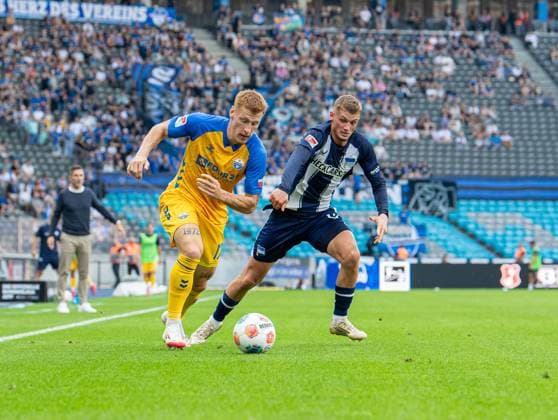 Fussball, Herren, Saison 2025 2026, 2. Bundesliga (6. Spieltag), Hertha BSC - SC Paderborn, v.l. Laurin Curda (Paderborn), Michael Cuisance (Hertha BSC), 20.09. 2025,