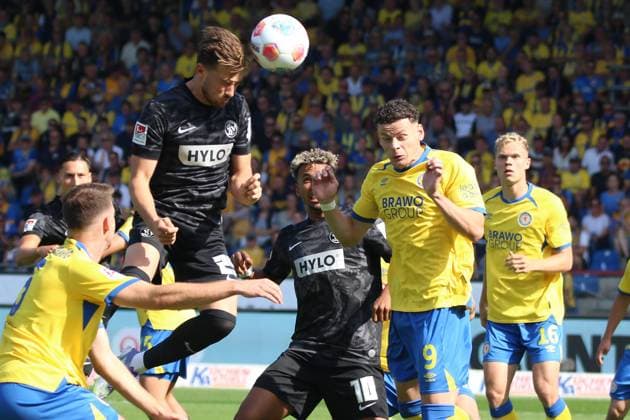 20.09.2025, xpfrx, Fussball 2.Bundesliga, Eintracht Braunschweig - SV Elversberg v.l. Lukas Petkov (SV Elversberg) Bambase Conte (SV Elversberg) Erencan Yardimici (Eintracht Braunschweig) Zweikampf, Aktion, action, battle for the ball (DFL DFB REGULATIONS PROHIBIT ANY USE OF PHOTOGRAPHS as IMAGE SEQUENCES and or QUASI-VIDEO) Braunschweig