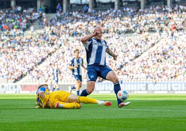 Fussball, Herren, Saison 2025 2026, 2. Bundesliga (6. Spieltag), Hertha BSC - SC Paderborn, v.l. Laurin Curda (Paderborn), Toni Leistner (Hertha BSC), 20.09. 2025,