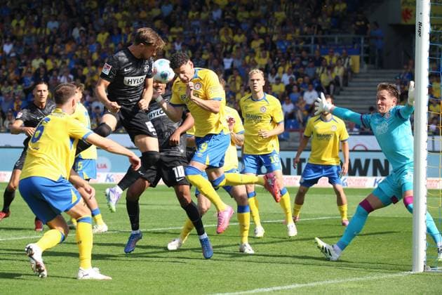 20.09.2025, xpfrx, Fussball 2.Bundesliga, Eintracht Braunschweig - SV Elversberg v.l. Lukas Petkov (SV Elversberg) Bambase Conte (SV Elversberg) Erencan Yardimici (Eintracht Braunschweig) Zweikampf, Aktion, action, battle for the ball Ron-Thorben Hoffmann (Eintracht Braunschweig) (DFL DFB REGULATIONS PROHIBIT ANY USE OF PHOTOGRAPHS as IMAGE SEQUENCES and or QUASI-VIDEO) Braunschweig
