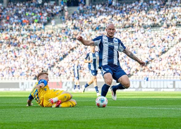 Fussball, Herren, Saison 2025 2026, 2. Bundesliga (6. Spieltag), Hertha BSC - SC Paderborn, v.l. Laurin Curda (Paderborn), Toni Leistner (Hertha BSC), 20.09. 2025,