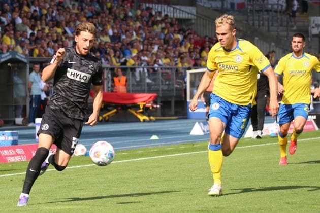 20.09.2025, xpfrx, Fussball 2.Bundesliga, Eintracht Braunschweig - SV Elversberg v.l. Lukas Petkov (SV Elversberg) Louis Breunig (Eintracht Braunschweig) Zweikampf, Aktion, action, battle for the ball (DFL DFB REGULATIONS PROHIBIT ANY USE OF PHOTOGRAPHS as IMAGE SEQUENCES and or QUASI-VIDEO) Braunschweig
