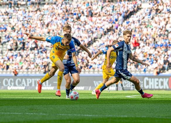Fussball, Herren, Saison 2025 2026, 2. Bundesliga (6. Spieltag), Hertha BSC - SC Paderborn, v.l. Filip Bilbija (Paderborn), Kennet Eichhorn (Hertha BSC), Marton Dardai (Hertha BSC), 20.09. 2025,