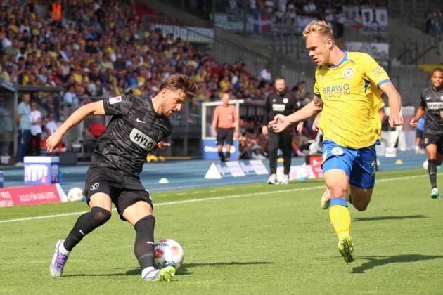20.09.2025, xpfrx, Fussball 2.Bundesliga, Eintracht Braunschweig - SV Elversberg v.l. Lukas Petkov (SV Elversberg) Louis Breunig (Eintracht Braunschweig) Zweikampf, Aktion, action, battle for the ball (DFL DFB REGULATIONS PROHIBIT ANY USE OF PHOTOGRAPHS as IMAGE SEQUENCES and or QUASI-VIDEO) Braunschweig