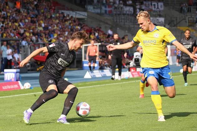 20.09.2025, xpfrx, Fussball 2.Bundesliga, Eintracht Braunschweig - SV Elversberg v.l. Lukas Petkov (SV Elversberg) Louis Breunig (Eintracht Braunschweig) Zweikampf, Aktion, action, battle for the ball (DFL DFB REGULATIONS PROHIBIT ANY USE OF PHOTOGRAPHS as IMAGE SEQUENCES and or QUASI-VIDEO) Braunschweig