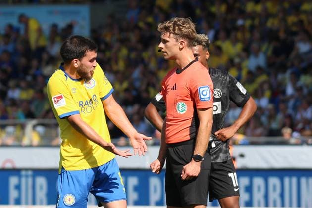 20.09.2025, xpfrx, Fussball 2.Bundesliga, Eintracht Braunschweig - SV Elversberg v.l. Mehmet Aydin (Eintracht Braunschweig) Schiedsrichter Referee Jarno Wienefeld (Hamburg) (DFL DFB REGULATIONS PROHIBIT ANY USE OF PHOTOGRAPHS as IMAGE SEQUENCES and or QUASI-VIDEO) Braunschweig