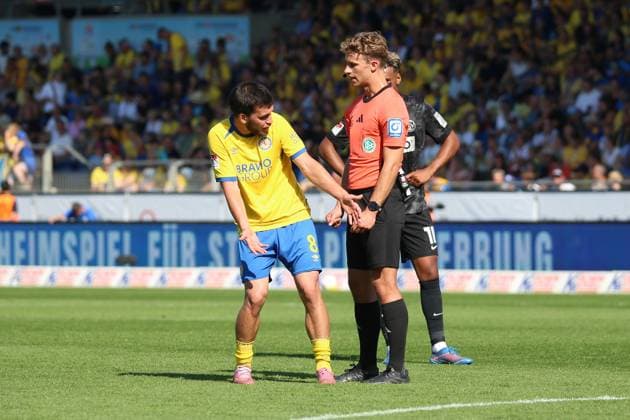 20.09.2025, xpfrx, Fussball 2.Bundesliga, Eintracht Braunschweig - SV Elversberg v.l. Mehmet Aydin (Eintracht Braunschweig) Schiedsrichter Referee Jarno Wienefeld (Hamburg) (DFL DFB REGULATIONS PROHIBIT ANY USE OF PHOTOGRAPHS as IMAGE SEQUENCES and or QUASI-VIDEO) Braunschweig