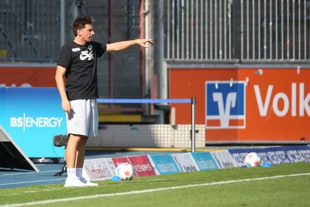 20.09.2025, xpfrx, Fussball 2.Bundesliga, Eintracht Braunschweig - SV Elversberg v.l. Trainer Vincent Wagner (SV Elversberg) gibt Anweisungen, gestikuliert, mit den Armen gestikulieren gives instructions, gesticulate (DFL DFB REGULATIONS PROHIBIT ANY USE OF PHOTOGRAPHS as IMAGE SEQUENCES and or QUASI-VIDEO) Braunschweig