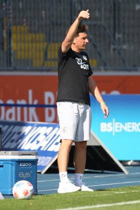 20.09.2025, xpfrx, Fussball 2.Bundesliga, Eintracht Braunschweig - SV Elversberg v.l. Trainer Vincent Wagner (SV Elversberg) gibt Anweisungen, gestikuliert, mit den Armen gestikulieren gives instructions, gesticulate (DFL DFB REGULATIONS PROHIBIT ANY USE OF PHOTOGRAPHS as IMAGE SEQUENCES and or QUASI-VIDEO) Braunschweig