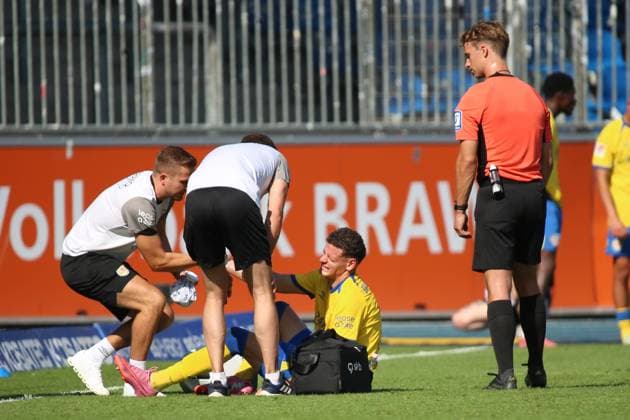 20.09.2025, xpfrx, Fussball 2.Bundesliga, Eintracht Braunschweig - SV Elversberg v.l. Erencan Yardimici (Eintracht Braunschweig) verletzt, Verletzung, Schmerz, Schmerzen Schiedsrichter Referee Jarno Wienefeld (Hamburg) (DFL DFB REGULATIONS PROHIBIT ANY USE OF PHOTOGRAPHS as IMAGE SEQUENCES and or QUASI-VIDEO) Braunschweig