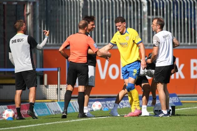 20.09.2025, xpfrx, Fussball 2.Bundesliga, Eintracht Braunschweig - SV Elversberg v.l. Erencan Yardimici (Eintracht Braunschweig) verletzt, Verletzung, Schmerz, Schmerzen Trainer Vincent Wagner (SV Elversberg) (DFL DFB REGULATIONS PROHIBIT ANY USE OF PHOTOGRAPHS as IMAGE SEQUENCES and or QUASI-VIDEO) Braunschweig