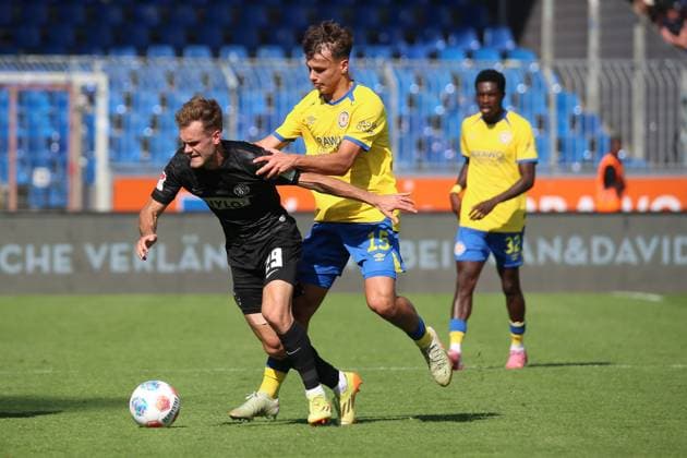 20.09.2025, xpfrx, Fussball 2.Bundesliga, Eintracht Braunschweig - SV Elversberg v.l. Tom Zimmerschied (SV Elversberg) Max Marie (Eintracht Braunschweig) Zweikampf, Aktion, action, battle for the ball (DFL DFB REGULATIONS PROHIBIT ANY USE OF PHOTOGRAPHS as IMAGE SEQUENCES and or QUASI-VIDEO) Braunschweig