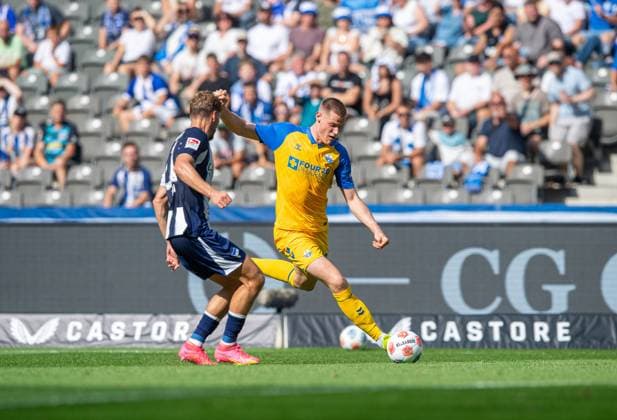 Fussball, Herren, Saison 2025 2026, 2. Bundesliga (6. Spieltag), Hertha BSC - SC Paderborn, v.l. Marton Dardai (Hertha BSC), Steffen Tigges (Paderborn), 20.09. 2025,