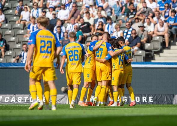 Fussball, Herren, Saison 2025 2026, 2. Bundesliga (6. Spieltag), Hertha BSC - SC Paderborn, v.l. Mattes Hansen (Paderborn), Sebastian Klaas (Paderborn), Felix Götze (Paderborn), Filip Bilbija (Paderborn), Steffen Tigges (Paderborn), Mika Baur (Paderborn), Raphael Obermair (Paderborn), Jubel nach Tor zum 0:1, 20.09. 2025,