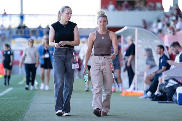 Franziska Kett (20 Bayern) und Linda Dallmann (10 FC Bayern) beim Google Pixel Frauen Bundesligaspiel FC Bayern München - FC Carl Zeiss Jena am 20.09.2025. München FC Bayern Campus Bayern Deutschland