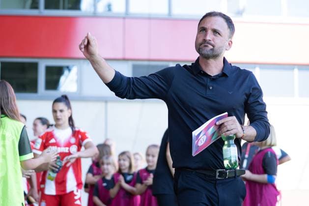 Jose Barcala (Trainer Bayern) beim Google Pixel Frauen Bundesligaspiel FC Bayern München - FC Carl Zeiss Jena am 20.09.2025. München FC Bayern Campus Bayern Deutschland