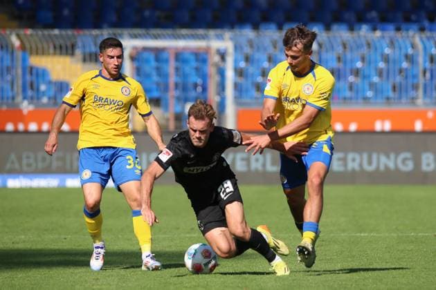 20.09.2025, xpfrx, Fussball 2.Bundesliga, Eintracht Braunschweig - SV Elversberg v.l. Robin Heußer Heusser (Eintracht Braunschweig) Tom Zimmerschied (SV Elversberg) Max Marie (Eintracht Braunschweig) Zweikampf, Aktion, action, battle for the ball (DFL DFB REGULATIONS PROHIBIT ANY USE OF PHOTOGRAPHS as IMAGE SEQUENCES and or QUASI-VIDEO) Braunschweig