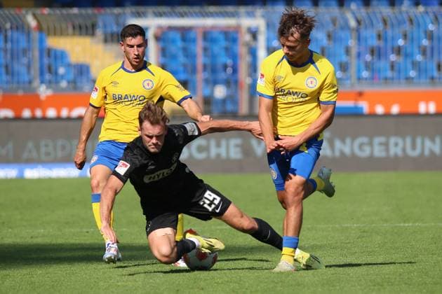20.09.2025, xpfrx, Fussball 2.Bundesliga, Eintracht Braunschweig - SV Elversberg v.l. Robin Heußer Heusser (Eintracht Braunschweig) Tom Zimmerschied (SV Elversberg) Max Marie (Eintracht Braunschweig) Zweikampf, Aktion, action, battle for the ball (DFL DFB REGULATIONS PROHIBIT ANY USE OF PHOTOGRAPHS as IMAGE SEQUENCES and or QUASI-VIDEO) Braunschweig