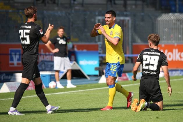 20.09.2025, xpfrx, Fussball 2.Bundesliga, Eintracht Braunschweig - SV Elversberg v.l. Lukas Petkov (SV Elversberg) Fabio Di Michele Sanchez (Eintracht Braunschweig) Tom Zimmerschied (SV Elversberg) (DFL DFB REGULATIONS PROHIBIT ANY USE OF PHOTOGRAPHS as IMAGE SEQUENCES and or QUASI-VIDEO) Braunschweig