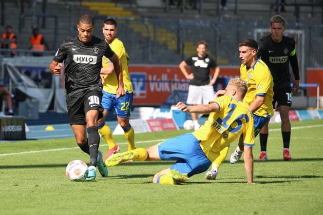 20.09.2025, xpfrx, Fussball 2.Bundesliga, Eintracht Braunschweig - SV Elversberg v.l. Jan Gyamerah (SV Elversberg) Louis Breunig (Eintracht Braunschweig) Zweikampf, Aktion, action, battle for the ball (DFL DFB REGULATIONS PROHIBIT ANY USE OF PHOTOGRAPHS as IMAGE SEQUENCES and or QUASI-VIDEO) Braunschweig