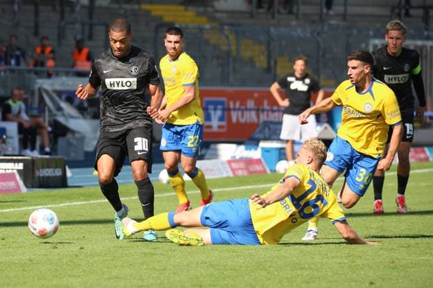 20.09.2025, xpfrx, Fussball 2.Bundesliga, Eintracht Braunschweig - SV Elversberg v.l. Jan Gyamerah (SV Elversberg) Louis Breunig (Eintracht Braunschweig) Zweikampf, Aktion, action, battle for the ball (DFL DFB REGULATIONS PROHIBIT ANY USE OF PHOTOGRAPHS as IMAGE SEQUENCES and or QUASI-VIDEO) Braunschweig