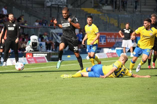20.09.2025, xpfrx, Fussball 2.Bundesliga, Eintracht Braunschweig - SV Elversberg v.l. Jan Gyamerah (SV Elversberg) Louis Breunig (Eintracht Braunschweig) Zweikampf, Aktion, action, battle for the ball (DFL DFB REGULATIONS PROHIBIT ANY USE OF PHOTOGRAPHS as IMAGE SEQUENCES and or QUASI-VIDEO) Braunschweig