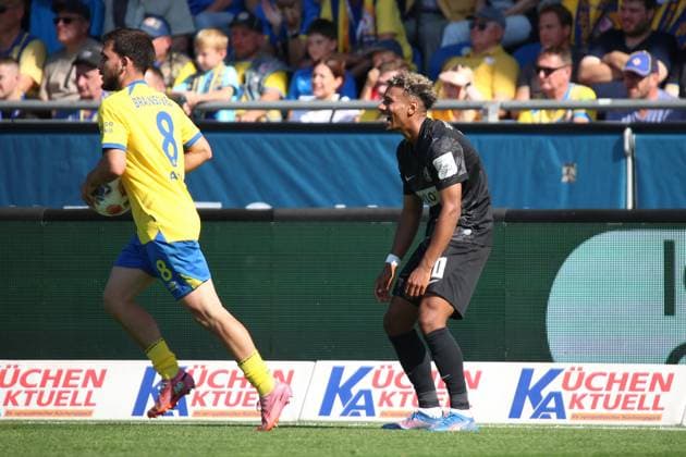 20.09.2025, xpfrx, Fussball 2.Bundesliga, Eintracht Braunschweig - SV Elversberg v.l. Mehmet Aydin (Eintracht Braunschweig) Bambase Conte (SV Elversberg) (DFL DFB REGULATIONS PROHIBIT ANY USE OF PHOTOGRAPHS as IMAGE SEQUENCES and or QUASI-VIDEO) Braunschweig