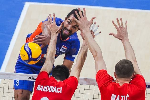 (250920) -- PASAY CITY, Sept. 20, 2025 -- Michiel Ahyi (back) of the Netherlands spikes the ball during the round of 16 match between T¨¹rkiye and the Netherlands at the FIVB Men s World Championship, WM, Weltmeisterschaft 2025 in Pasay City, the Philippines, on Sept. 20, 2025. ) (SP)THE PHILIPPINES-PASAY CITY-VOLLEYBALL-FIVB MEN S WORLD CHAMPIONSHIP 2025-TUR VS NLD RouellexUmali 