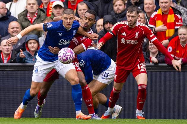 Football - FA Premier League - Liverpool FC v Everton FC LIVERPOOL, ENGLAND - Saturday, September 20, 2025: Liverpool s Ryan Gravenberch and Conor Bradley challenging Everton s Vitaliy Mykolenko during the FA Premier League match between Liverpool FC and Everton FC at Anfield. The 247th Merseyside Derby. (Photo by David Rawcliffe Propaganda) LIVERPOOL Anfield MERSEYSIDE ENGLAND  Copyright: xDavidxRawcliffex P2025-09-20-Liverpool_Everton-40