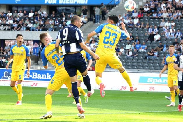 DEU, DFL, 2. FBL, Hertha BSC vs. Paderborn, 20.09.2025, Berliner Olympiastadion, Berlin, DEU, DFL, 2. FBL, Hertha BSC vs. Paderborn, im Bild Dawid Kownacki (Hertha BSC Berlin 9), Maximillian Thalhammer (SC Paderborn 23), Tjark Scheller (SC Paderborn 25) DFL - regulations prohibit any use of Photographs as image sequences and or quasi-video