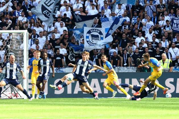 DEU, DFL, 2. FBL, Hertha BSC vs. Paderborn, 20.09.2025, Berliner Olympiastadion, Berlin, DEU, DFL, 2. FBL, Hertha BSC vs. Paderborn, im Bild 0:1 durch Filip Bilbija (SC Paderborn 7), Kennet Eichhorn (Hertha BSC Berlin 23) DFL - regulations prohibit any use of Photographs as image sequences and or quasi-video