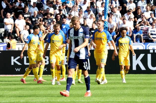 DEU, DFL, 2. FBL, Hertha BSC vs. Paderborn, 20.09.2025, Berliner Olympiastadion, Berlin, DEU, DFL, 2. FBL, Hertha BSC vs. Paderborn, im Bild 0:1 durch Filip Bilbija (SC Paderborn 7), Paderborner-Spieler Marten Winkler (Hertha BSC Berlin 22) DFL - regulations prohibit any use of Photographs as image sequences and or quasi-video