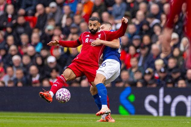 Football - FA Premier League - Liverpool FC v Everton FC LIVERPOOL, ENGLAND - Saturday, September 20, 2025: Liverpool s Mohamed Salah is challenged by Vitaliy Mykolenko during the FA Premier League match between Liverpool FC and Everton FC at Anfield. The 247th Merseyside Derby. (Photo by David Rawcliffe Propaganda) LIVERPOOL Anfield MERSEYSIDE ENGLAND  Copyright: xDavidxRawcliffex P2025-09-20-Liverpool_Everton-42