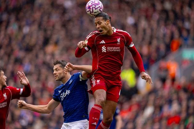 Football - FA Premier League - Liverpool FC v Everton FC LIVERPOOL, ENGLAND - Saturday, September 20, 2025: Liverpool s captain Virgil van Dijk challenges for a header with Everton s captain James Tarkowski during the FA Premier League match between Liverpool FC and Everton FC at Anfield. The 247th Merseyside Derby. (Photo by David Rawcliffe Propaganda) LIVERPOOL Anfield MERSEYSIDE ENGLAND  Copyright: xDavidxRawcliffex P2025-09-20-Liverpool_Everton-43