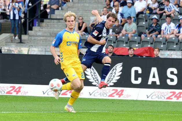 DEU, DFL, 2. FBL, Hertha BSC vs. Paderborn, 20.09.2025, Berliner Olympiastadion, Berlin, DEU, DFL, 2. FBL, Hertha BSC vs. Paderborn, im Bild Leon Jensen (Hertha BSC Berlin 5), Mattes Hansen (SC Paderborn 22) DFL - regulations prohibit any use of Photographs as image sequences and or quasi-video