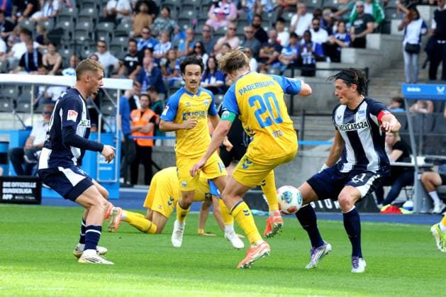 DEU, DFL, 2. FBL, Hertha BSC vs. Paderborn, 20.09.2025, Berliner Olympiastadion, Berlin, DEU, DFL, 2. FBL, Hertha BSC vs. Paderborn, im Bild Fabian Reese (Hertha BSC Berlin 11), Michael Cuisance (Hertha BSC Berlin 10), Felix Goetze (SC Paderborn 20), Mika Baur (SC Paderborn 14) DFL - regulations prohibit any use of Photographs as image sequences and or quasi-video