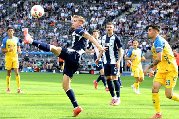 DEU, DFL, 2. FBL, Hertha BSC vs. Paderborn, 20.09.2025, Berliner Olympiastadion, Berlin, DEU, DFL, 2. FBL, Hertha BSC vs. Paderborn, im Bild Marten Winkler (Hertha BSC Berlin 22), Maximillian Thalhammer (SC Paderborn 23) DFL - regulations prohibit any use of Photographs as image sequences and or quasi-video