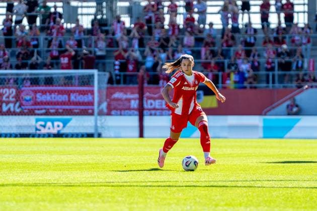 Lena Oberdorf (8 Bayern) in Aktion beim Google Pixel Frauen Bundesligaspiel FC Bayern München - FC Carl Zeiss Jena am 20.09.2025. München FC Bayern Campus Bayern Deutschland