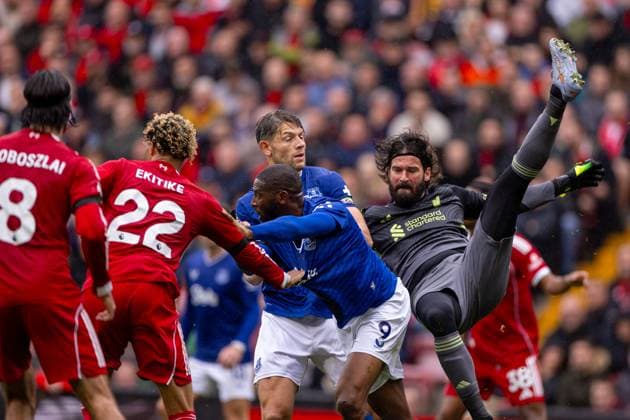 Football - FA Premier League - Liverpool FC v Everton FC LIVERPOOL, ENGLAND - Saturday, September 20, 2025: Liverpool s goalkeeper Alisson Becker is challenged by Everton s captain James Tarkowski during the FA Premier League match between Liverpool FC and Everton FC at Anfield. The 247th Merseyside Derby. (Photo by David Rawcliffe Propaganda) LIVERPOOL Anfield MERSEYSIDE ENGLAND  Copyright: xDavidxRawcliffex P2025-09-20-Liverpool_Everton-45