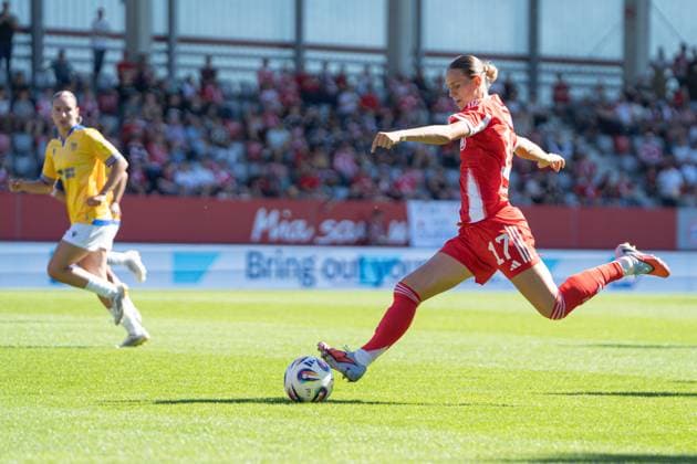 Klara Bühl (17 FC Bayern) in Aktion beim Google Pixel Frauen Bundesligaspiel FC Bayern München - FC Carl Zeiss Jena am 20.09.2025. München FC Bayern Campus Bayern Deutschland