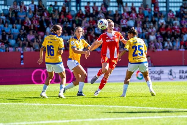 Lisa Gora (16 Jena) , Alara Sehitler (14 Bayern) und Noemi Gentile (25 Jena) in Aktion beim Google Pixel Frauen Bundesligaspiel FC Bayern München - FC Carl Zeiss Jena am 20.09.2025. München FC Bayern Campus Bayern Deutschland