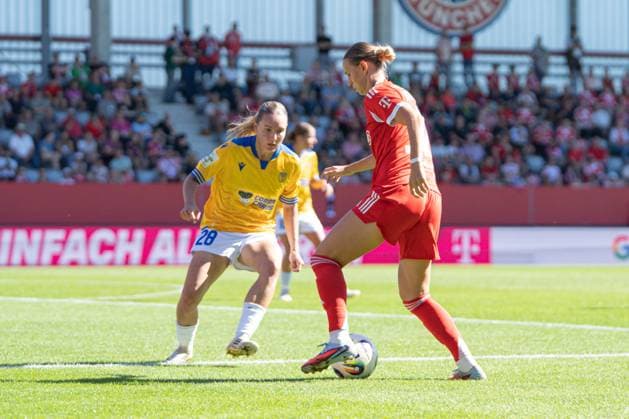 Emily Reske (28 Jena) und Klara Bühl (17 FC Bayern) in Aktion beim Google Pixel Frauen Bundesligaspiel FC Bayern München - FC Carl Zeiss Jena am 20.09.2025. München FC Bayern Campus Bayern Deutschland